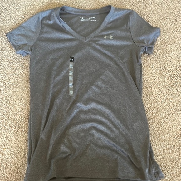 Under Armour Tops - Under aromour heat gear loose fit